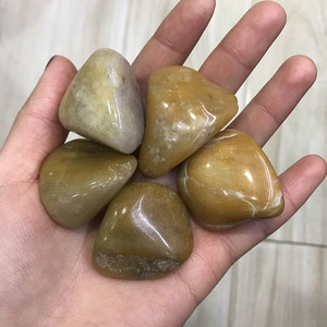 黄色 Aventurine 翻滚天然水晶 Plam 石 30-50毫米治疗能量大翻滚石