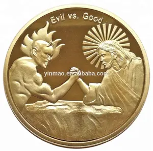 在上帝，我们相信邪恶与良好的镀金硬币，交叉基督教信仰金属金币