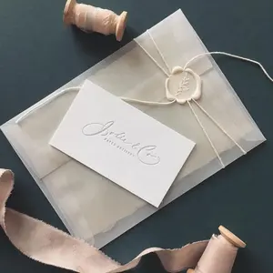 Tarjeta de invitación de boda personalizada barata con sobre de vitela