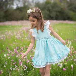 婴儿幼儿女孩白色亚麻连衣裙与彼得潘领, 用预洗亚麻制成的膝盖下的白领洗礼连衣裙。