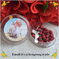 Chapelet en perles de bois rouge de 7 mm, chapelet parfumé à la rose avec centre et croix du pape François, chapelet avec boîte en plastique