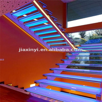 Escalier lumineux LED tendance avec /verre /garde-corps en acier inoxydable