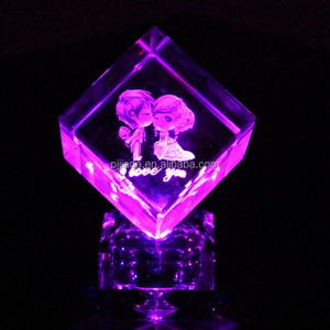Bán Hot xoay Led Cơ sở tùy chỉnh 3D laser khắc Glass Cube khung ảnh 3D ảnh pha lê Cube cho Valentine của món quà ngày - Product Image 1