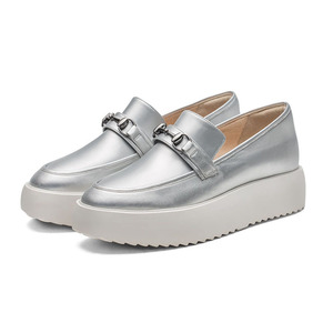 <span class=keywords><strong>Zapatos</strong></span> Casuales <span class=keywords><strong>de</strong></span> Plataforma con Punta Redonda Plateada para Mujer, <span class=keywords><strong>Zapatos</strong></span> <span class=keywords><strong>Deportivos</strong></span> Planos <span class=keywords><strong>de</strong></span> Cuero para Caminar, Estilo Sneaker para Damas, OEM ODM - Product Image 2