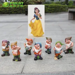 白雪姫と7人の小人の庭の像