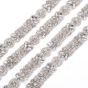 Gli accessori all'ingrosso della disposizione del cristallo di rocca di bling cucono sulla cinghia di cristallo bianca del <span class=keywords><strong>vestito</strong></span> da cerimonia nuziale di applique del corpetto della correzione a caldo <span class=keywords><strong>per</strong></span> il <span class=keywords><strong>vestito</strong></span> da sposa RH9 - Product Image 2