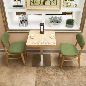 Tabela de madeira da moda bistro, mesa de jantar e cadeiras de restaurante e sushi