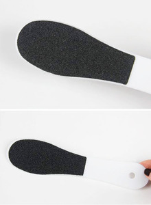 Rimuovi Calli Professionale, Strumento per <span class=keywords><strong>Pedicure</strong></span> con Manico Lungo, Lima per Piedi in Plastica Bianca con Carta Vetrata a Basso Prezzo - Product Image 5