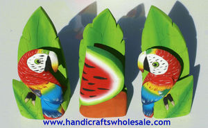 Art populaire moderne porte-serviettes en bois de balsa décoratif maison cuisine coloré perroquet oiseaux artisanat d'Équateur - Product Image 2