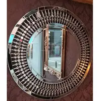 Круглое настенное зеркало с красивым дизайном