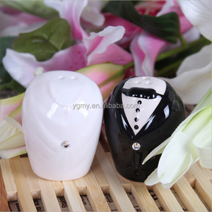 Secoueurs de sel et de poivre, cadeau de mariage pour la mariée et le marié - Product Image 1