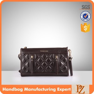 4966 2017 Bolso de Mano amplio para dama sofisticado en color negro con diseno de endredon frontal, fabrica de bolsos. - Product Image 1