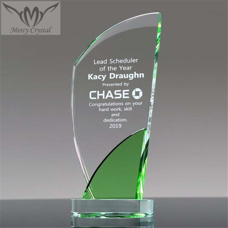 Гравированные хрустальные награды с зеленым пламенем для прорывных рекламных сувениров