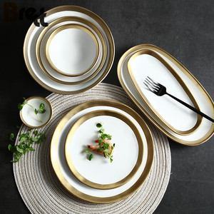 <span class=keywords><strong>Set</strong></span> di stoviglie in ceramica eco-friendly in stile europeo Brett bianco <span class=keywords><strong>e</strong></span> nero piatto da pranzo ristorante con bordo in <span class=keywords><strong>oro</strong></span> - Product Image 1