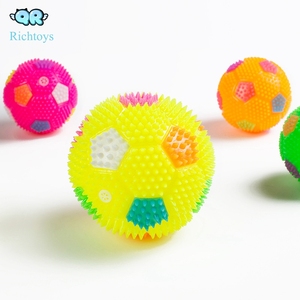 Giocattolo appuntito a forma di palla di calcio lampeggiante di vendita caldo per i bambini