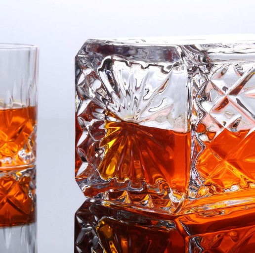 5-Piece Lead-Free Crystal Whiskey Decanter Set Scotch Carafe with 4 Old Fashioned Cocktail Glasses for Drinking