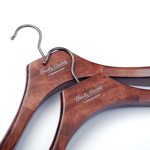 Cintres en bois personnalisés de marque, en laiton antique, résistants, pour fourrure - Product Image 2