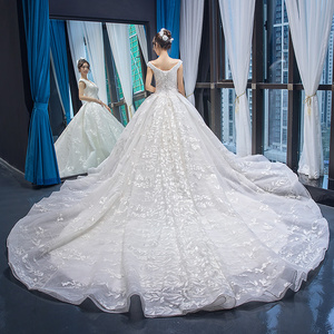 RSM66682 Robe de mariée de luxe à appliques lourdes et col en V de haute qualité, robe de mariée avec longue traîne - Product Image 4