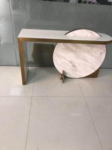 Luxuriöser Konsolen tisch aus weißem rundem Marmor mit goldener Kante und Spiegel - Product Image 2