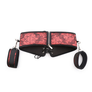 Set di 6 Pezzi Chinoiserie per Giochi Fetish di Coppia, Morsetti per Capezzoli, Manette e Frusta con Piume - Product Image 2