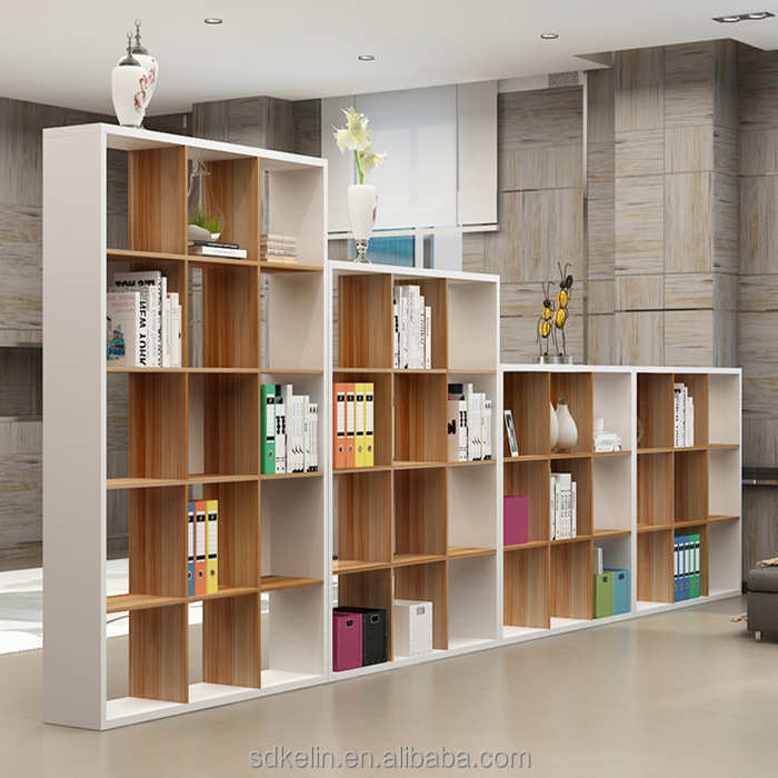 Вертикальная книжная полка белого и деревянного цвета