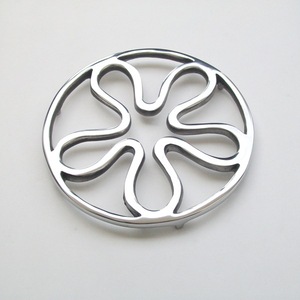 Ensemble de dessous-de-plat en aluminium au design floral moderne et élégant, accessoire décoratif pour table à manger, modèle Vinita Impex - Product Image 1