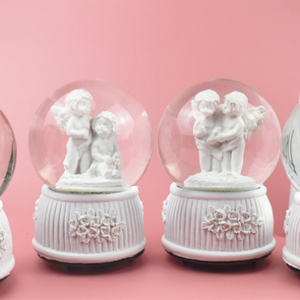 White Cute Angel Kristall kugel auf der Uhrwerk Spieluhr Creative Resin Crafts Kleine Geschenke SNOW Ball Water Globe & Snow Globe