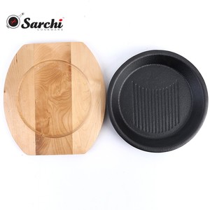 Plato grande antiadherente de hierro fundido sazonado con base de madera - Product Image 2