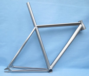 Le cadre de vélo de route RC-560 est doté d'une construction en alliage de titane avec tube de direction conique et d'une compatibilité avec les axes traversants de 142x12. - Product Image 4