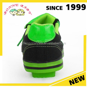 alibaba caliente <span class=keywords><strong>de</strong></span> la venta <span class=keywords><strong>de</strong></span> encaje verde y suela <span class=keywords><strong>de</strong></span> goma botas <span class=keywords><strong>de</strong></span> fútbol pico, niños corriendo calzado deportivo - Product Image 4