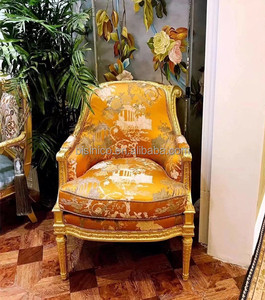 Divano Singolo di Lusso con Bottoni Dorati e Lavorazione in Legno Intagliato, Stile Retrò per Soggiorno - Product Image 1