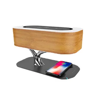 2023 prezzo più basso design unico luci da scrivania in legno naturale con caricatore del telefono e lampada da comodino con altoparlante bt