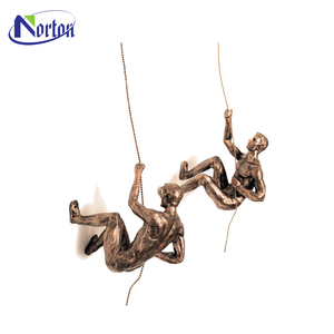 Hot Koop Moderne Indoor Decoratieve Abstracte Ontwerp Metalen Muur Sculptuur Brons Klimmen Man Muur Art Standbeeld Met Touw - Product Image 4