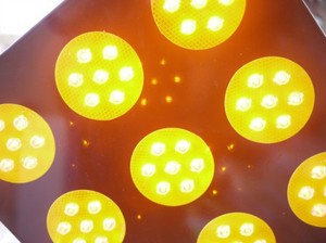 Durable Aluminium and PC Material Solar LED Traffic Warning Signal with Nine-Flash Yellow LED Li-Fe <b>Battery</b> 12-Hour Flashing - Product Image 3