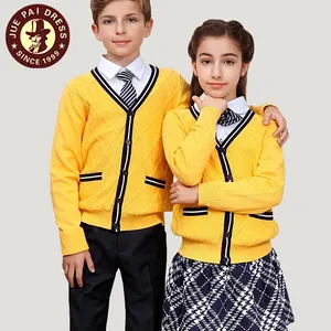 Un hermoso uniforme escolar amarillo con cuello en V