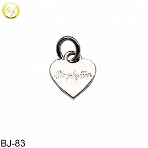 Colgante con logotipo grabado en forma de corazón personalizado, etiquetas pequeñas de metal para joyería