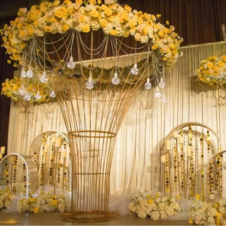 鉄の巨大な背の高い金の花のスタンドの結婚式のステージパーティーホテルの装飾の星の春のイベントの装飾