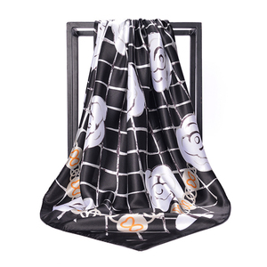 <span class=keywords><strong>ผ้า</strong></span><span class=keywords><strong>คลุม</strong></span>ศีรษะผ้าไหมซาตินสี่เหลี่ยมดีไซน์ลายดอกไม้ขนาดใหญ่พิมพ์ลายดอกไม้แฟชั่น - Product Image 3