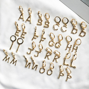 Boucles <span class=keywords><strong>d</strong></span>'oreilles crochet en alliage <span class=keywords><strong>d</strong></span>'or simple à la mode personnalisée Boucles <span class=keywords><strong>d</strong></span>'oreilles pendantes 26 lettres anglaises - Product Image 1