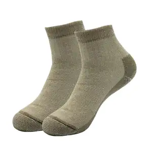 Chaussettes courtes de sport en laine mérinos de style classique kaki de haute qualité - Product Image 1