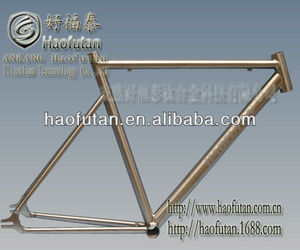 Le cadre de vélo de route RC-560 est doté d'une construction en alliage de titane avec tube de direction conique et d'une compatibilité avec les axes traversants de 142x12. - Product Image 2