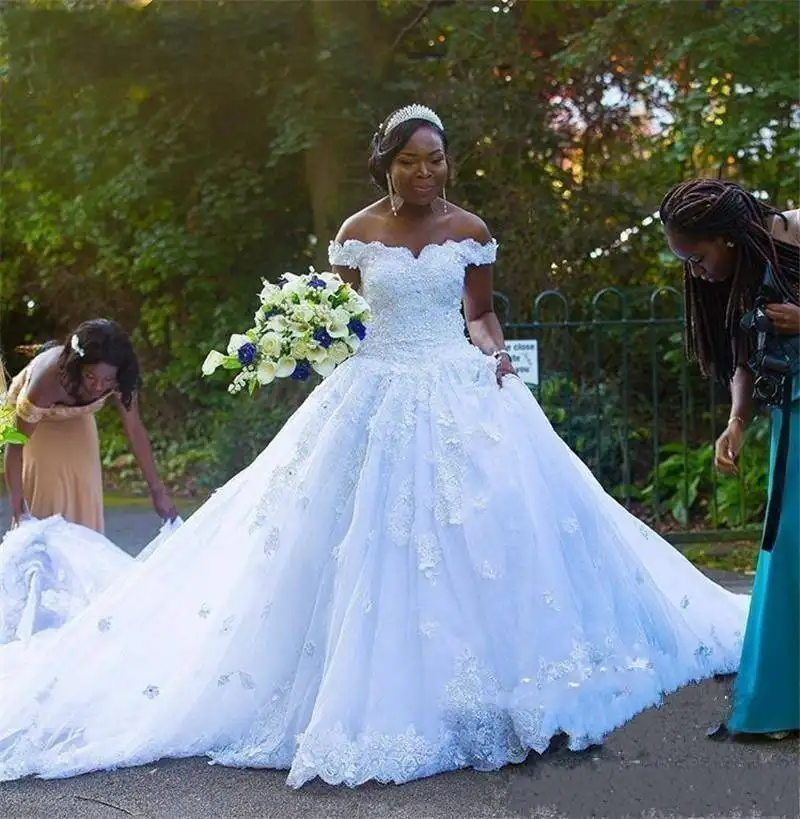 अफ्रीकी गेंद का गाउन शादी की पोशाक बंद कंधे फीता Appliques मनके 3D पुष्प देश काले लड़की प्लस आकार Vestido डे Noiva