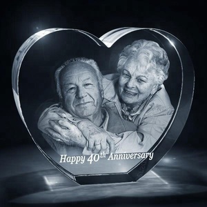 Ciondolo in Cristallo Personalizzato a Forma di Cuore 3D con Incisione Laser, Souvenir Fotografico per Anniversario di Matrimonio - Product Image 1