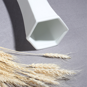 Vente flash : Vases à fleurs en céramique décoratifs de forme ronde blanche au design 3D unique - Product Image 3