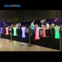 Meuble d'exposition en plastique blanc de luxe avec éclairage LED, alimenté par batterie, table à cocktails LED à changement de couleur RVB pour les fêtes en plein air