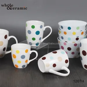 De cerámica de diseño de punto taza blanca con etiqueta de forma cilíndrica