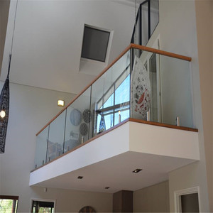 Rampe <span class=keywords><strong>de</strong></span> <span class=keywords><strong>balcon</strong></span> à fixation au sol avec embouts <span class=keywords><strong>en</strong></span> verre trempé et main courante <span class=keywords><strong>en</strong></span> <span class=keywords><strong>bois</strong></span> - Product Image 4