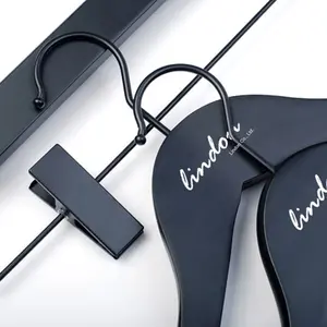 Вешалка для одежды Lindon с индивидуальным логотипом, матовые черные деревянные фирменные вешалки для пальто и костюмов для одежды