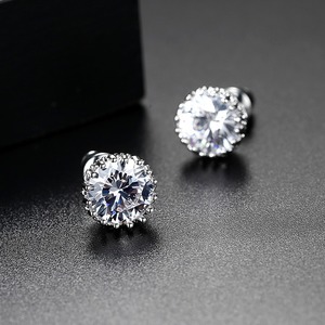 LUOTEEMI Pendientes de tuerca baratos al por mayor para <span class=keywords><strong>mujer</strong></span>, diseño de corona con circonita cúbica transparente brillante de alta calidad de 8 mm y 2 quilates, para uso diario, gran oferta - Product Image 4