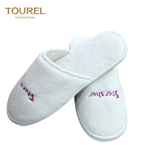Yangzhou Anpassbare Einweg-Hotelslipper aus Korallenvlies mit Besticktem Logo - Product Image 1